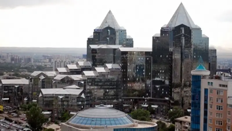 В одном из бизнес-центров Алматы загорелась рекламная вывеска