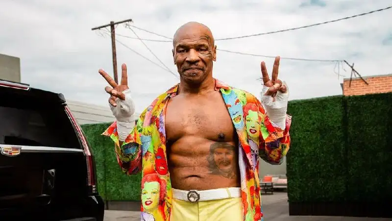 Майк Тайсон не испугался вооруженного мужчины во время шоу