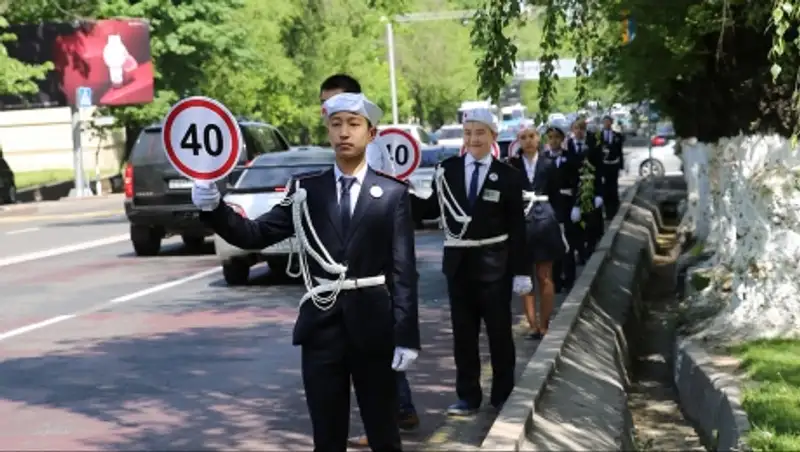 Подростки Алматы просят водителей снизить скорость на дорогах