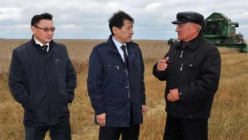 Глава региона СКО ознакомился с ходом уборочных работ на полях