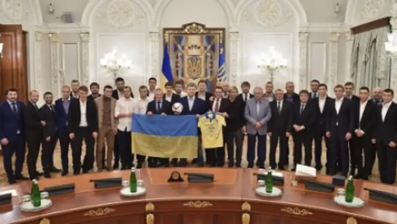 Порошенко наградил футболистов сборной Украины огнестрельным оружием