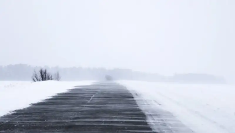 Три трассы в ЗКО закрыли из-за снегопада и гололеда