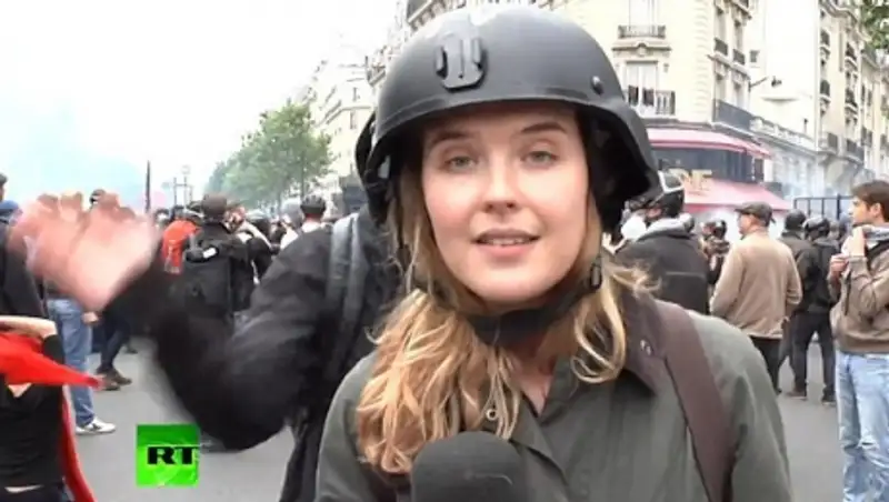 Корреспондента RT ударили в прямом эфире