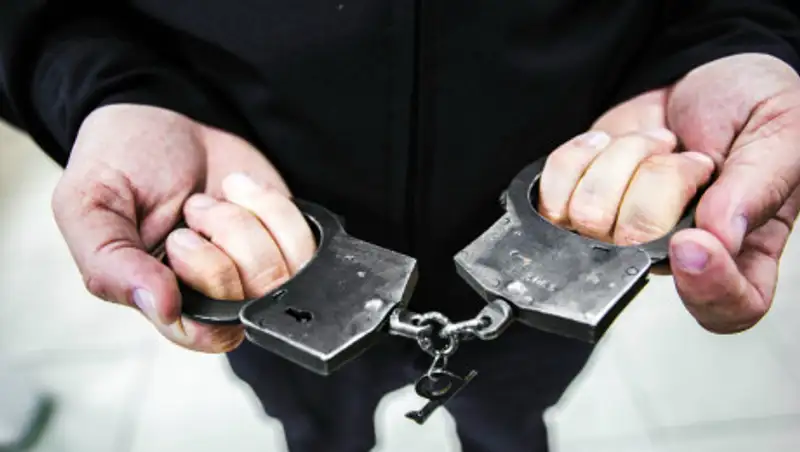 В Алматы нетрезвые бродяги за несколько минут напали на двух прохожих