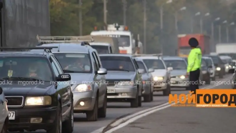 Небольшое ДТП спровоцировало гигантскую пробку на мосту в Уральске