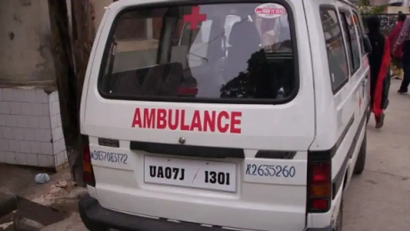 В Индии при падении грузовика в овраг погибли девять человек