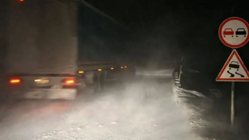В Алматинской области полицейские спасли водителя, замерзающего в степи
