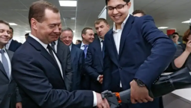 Медведев попросил браслет, позволяющий не засыпать на заседаниях