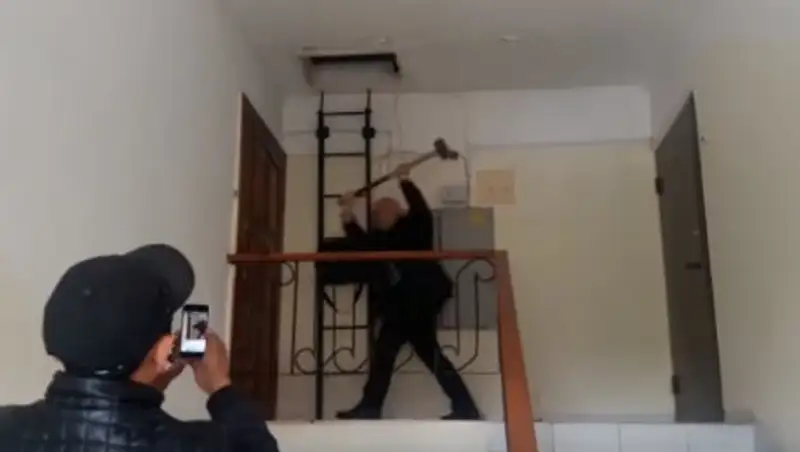 Частный судоисполнитель, выбивавший дверь кувалдой, исключен из палаты