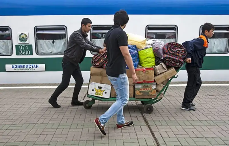 Путь гастарбайтера: от вокзала до вокзала Путь гастарбайтера: от вокзала до вокзала, фото - Новости Zakon.kz от 25.10.2013 17:25