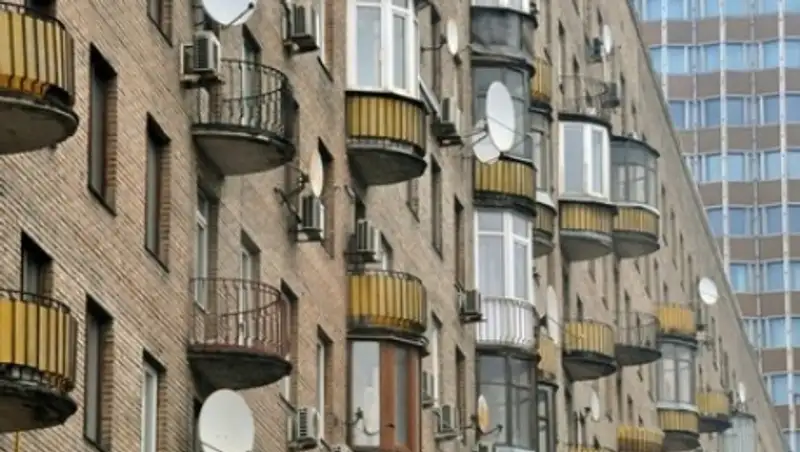 В Биробиджане выпавшая с балкона старушка удержалась на козырьке лоджии