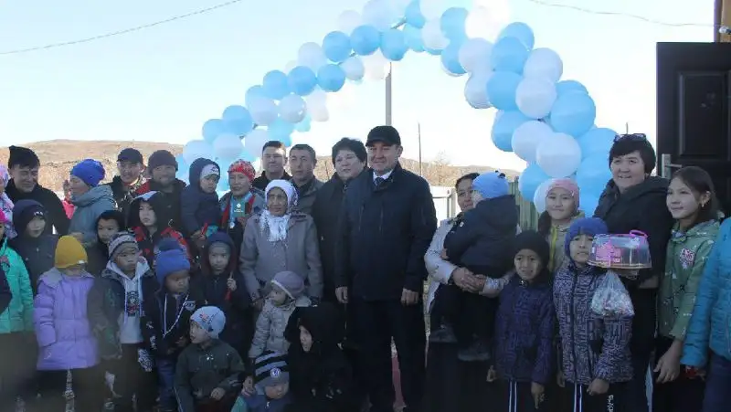 Ключи от новых домов получили многодетные жители ВКО