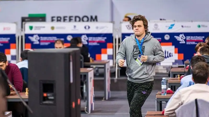 Победитель ЧМ по шахматам Карлсен опоздал на первый тур состязаний