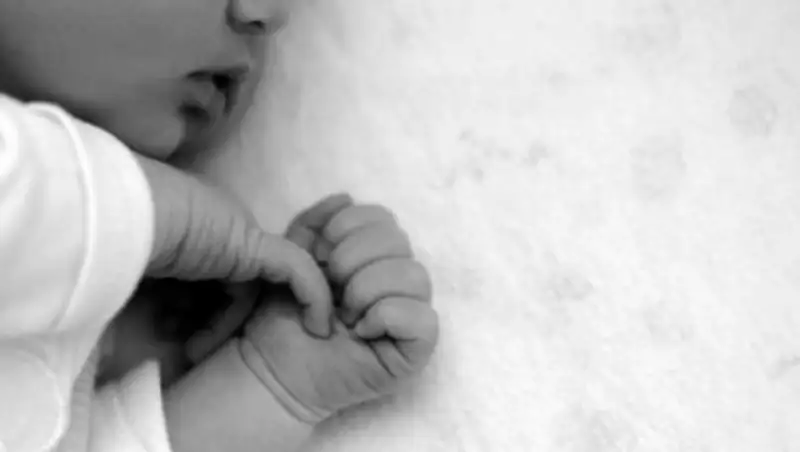 Пятимесячная девочка в США умерла от жажды после смерти родителей от передозировки