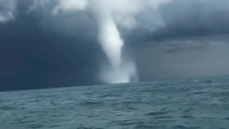 Рыболовы сняли на видео два смерча