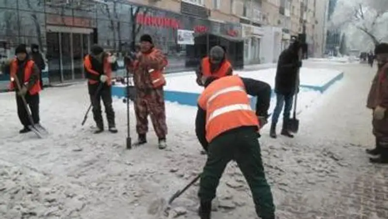 В Уральске коммунальщики ведут войну с гололедом