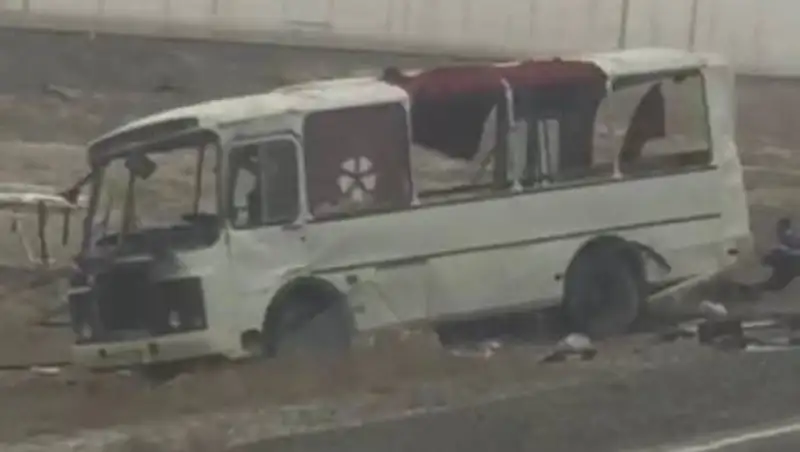 КАМАЗ и автобус не поделили дорогу в Атырауской области. 8 человек в больнице