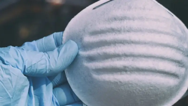 Два грузовика медицинских масок похитили в Москве