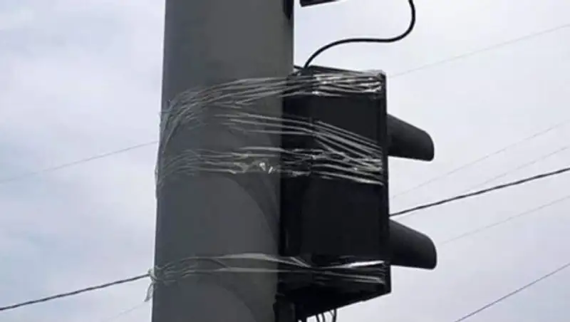 Приклеенный скотчем к столбу светофор удивил алматинцев