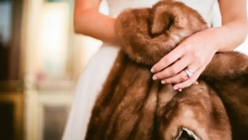 В Усть-Каменогорске мужчина отобрал шубу и телефон у незнакомки, чтобы подарить их жене