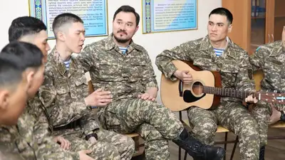 Золотой баритон Казахстана – десантникам о Родине и о себе, фото - Новости Zakon.kz от 08.04.2023 22:05