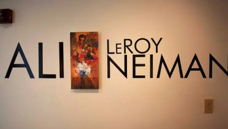 Неизвестные похитили картину с боксером Али из его музея