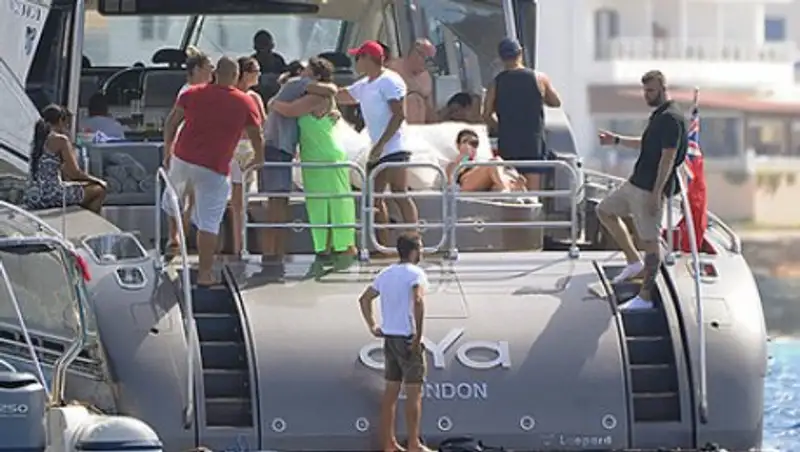 Вооруженные таможенники обыскали яхту Роналду