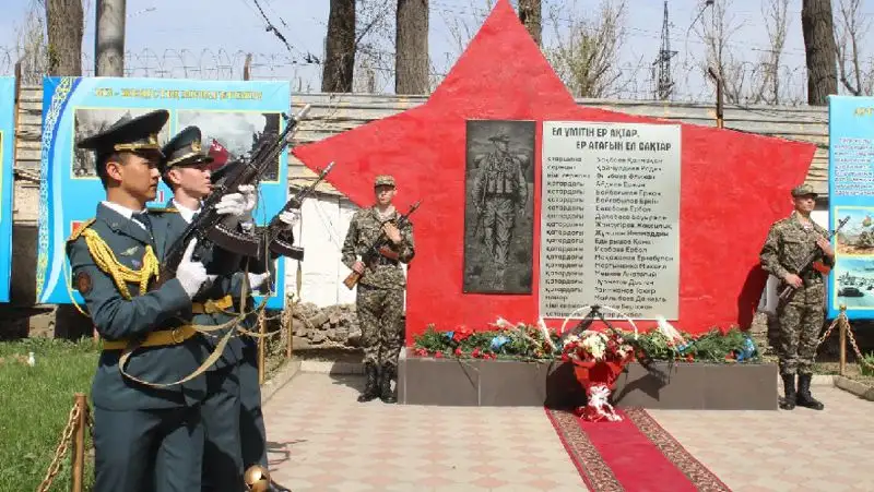 В Казахстане почтили память погибших на таджикско-афганской границе солдат-миротворцев
