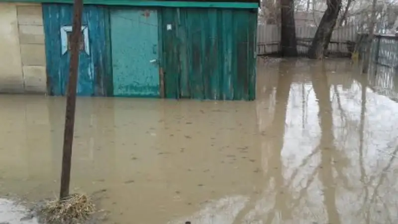 В Кокшетау талые воды затопили дома