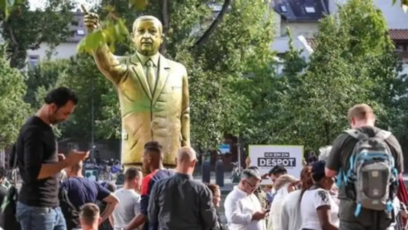 В Германии убрали позолоченную статую Тайипа Эрдогана