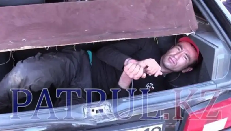 Авто со связанным человеком в багажнике задержали полицейские Алматинской области