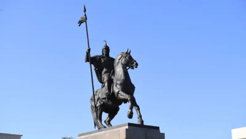 На средства меценатов в Алматинской области воздвигнут памятник Карасай батыру