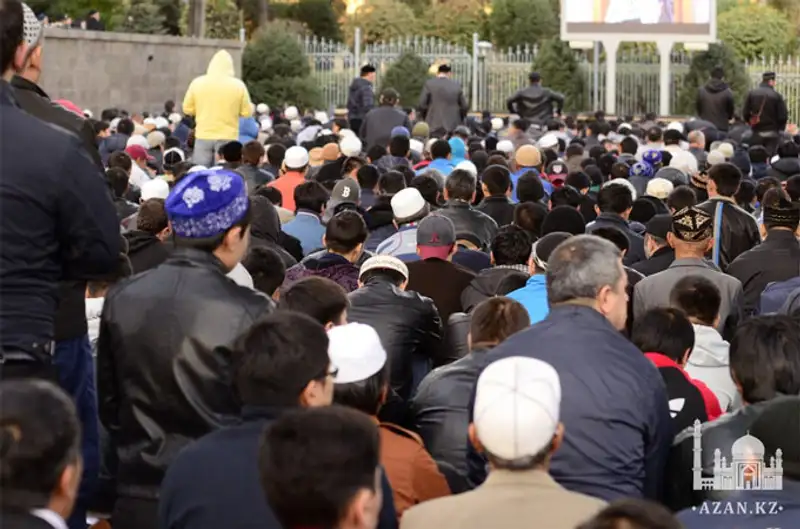 Курбан айт в Центральной мечети г. Алматы отпраздновало более 20 тысяч человек, фото - Новости Zakon.kz от 16.10.2013 22:40