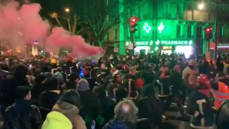Во Франции начались столкновения на митингах против пенсионной реформы