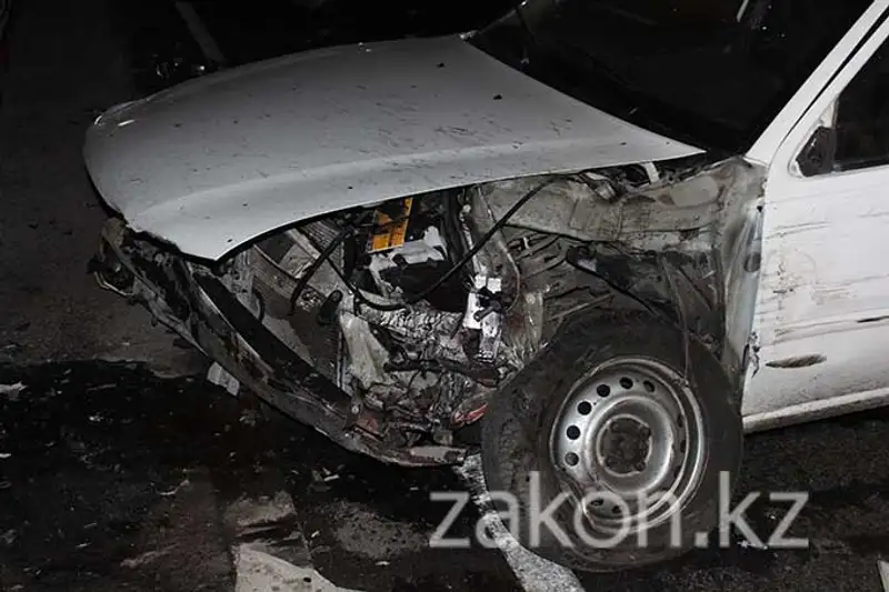 Две машины такси протаранил пьяный водитель Мерседеса в Алматы (фото) Две машины такси протаранил пьяный водитель Мерседеса в Алматы (фото), фото - Новости Zakon.kz от 18.11.2013 20:48