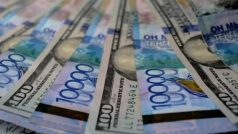 Курс доллара немного снизился