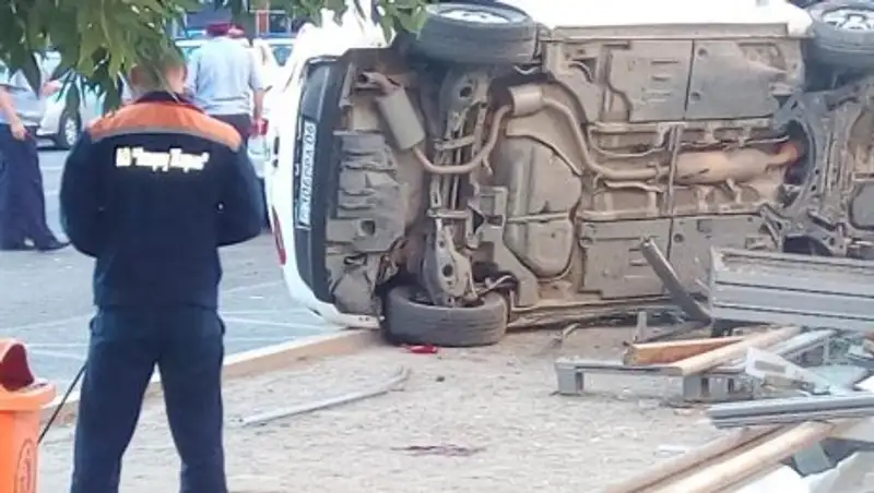 Автомобиль наехал на автобусную остановку в Атырау