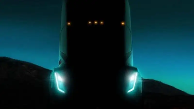 Тягач Tesla встанет на конвейер через полтора-два года