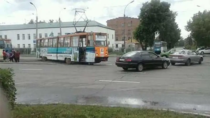 В Усть-Каменогорске из-за града с рельсов сошел трамвай