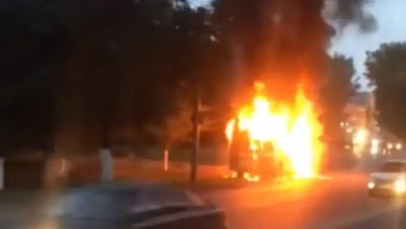 В Караганде на ходу загорелась маршрутка с пассажирами