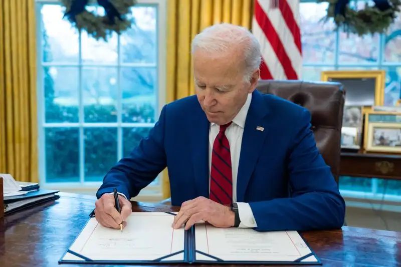 Байден подписал закон о признании однополых браков