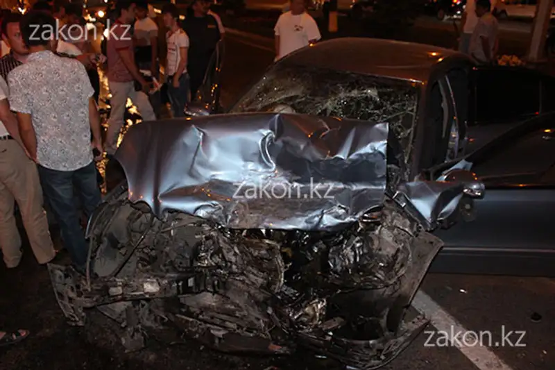 Два Мерседеса не подлежат восстановлению после столкновения на аль-Фараби-Сейфуллина в Алматы (фото), фото - Новости Zakon.kz от 11.07.2013 18:22