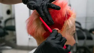 краска, расческа, фото - Новости Zakon.kz от 02.03.2023 09:32