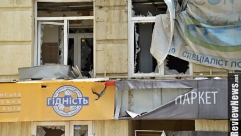 В Киеве из-за прорыва трубы повреждены машины и жилой дом