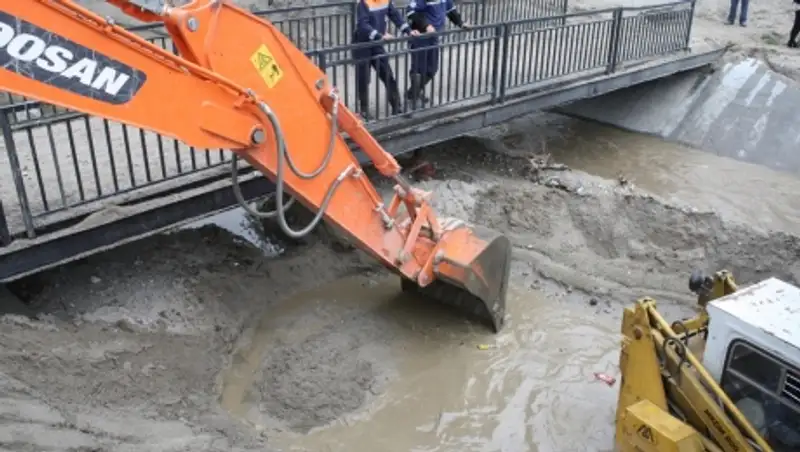 Работы по предупреждению подтоплений в городе ведутся алматинскими спасателями