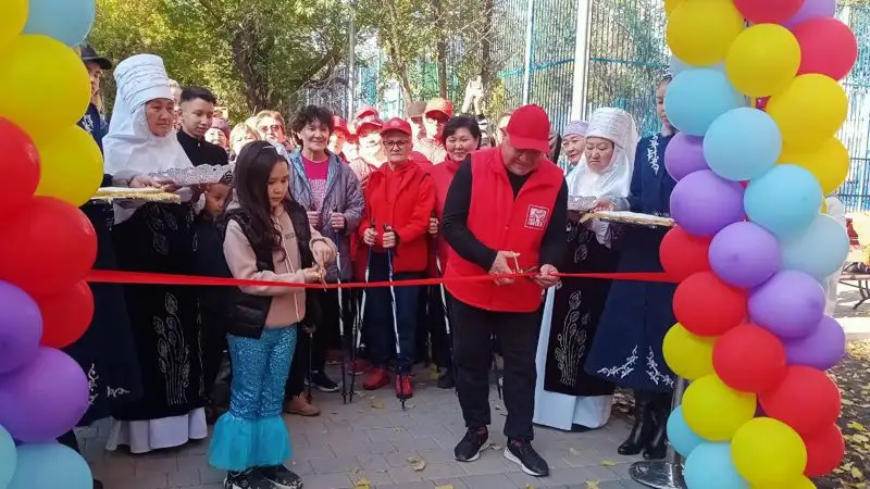 В Семее открыли обновленную парковую аллею для отдыха