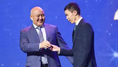 Сакен Бибосынов получил ключи от квартиры, фото - Новости Zakon.kz от 30.12.2021 18:35