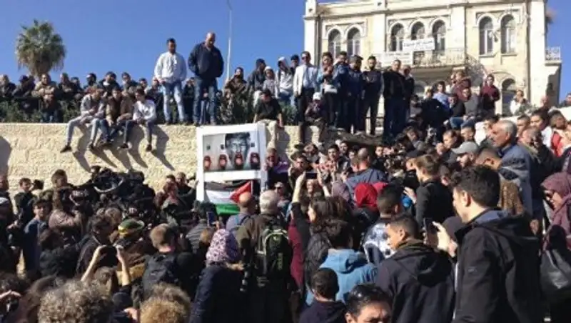 Многотысячная толпа мусульман собирается у Дамасских ворот Иерусалима