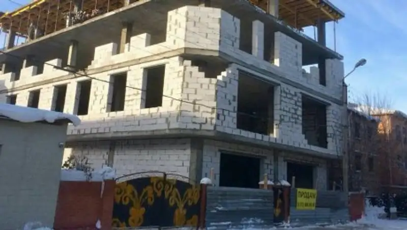 В Астане предприниматель умудрился незаконно возвести офис впритык к жилому дому