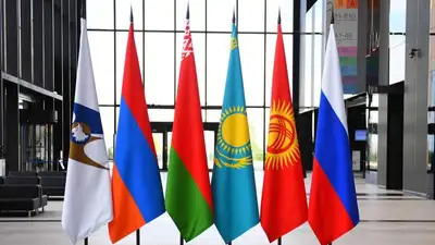 флаг Казахстана и стран ЕАЭС, фото - Новости Zakon.kz от 15.08.2023 08:23